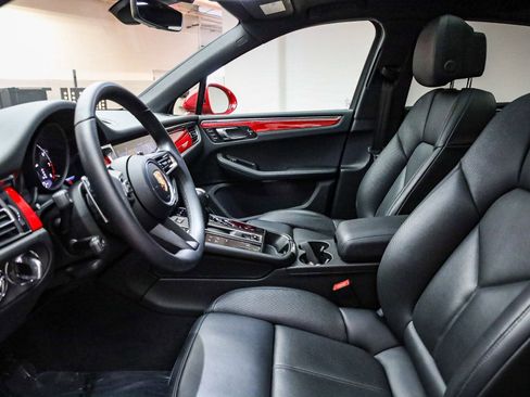 Certified 2025 Porsche Macan image 22