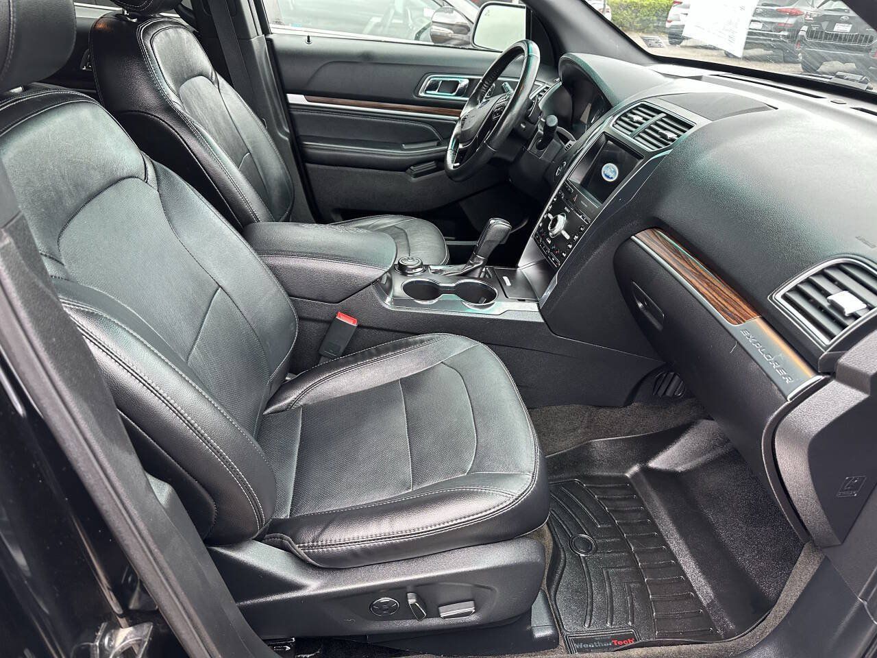 Used 2017 Ford Explorer Limited w/ Equipment Group 301A AWD/4WD image 12