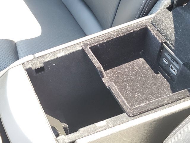 Certified 2025 Cadillac XT5 Premium Luxury w/ LPO, Floor Liner Package AWD/4WD image 18