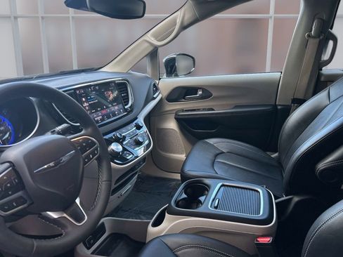 Used 2024 Chrysler Pacifica Touring-L image 20
