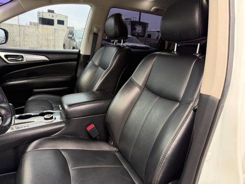 Used 2019 Nissan Pathfinder SL image 16