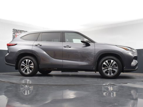 Used 2022 Toyota Highlander XLE image 32