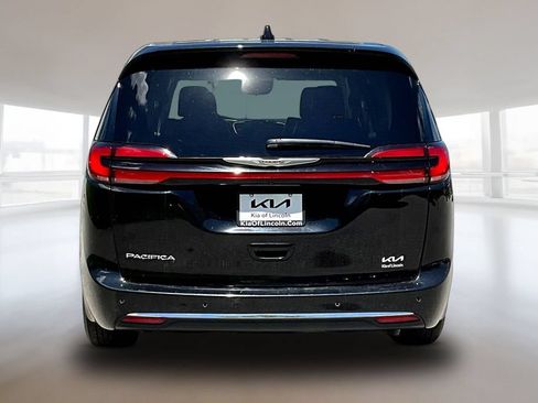 Used 2024 Chrysler Pacifica Touring-L FWD image 5
