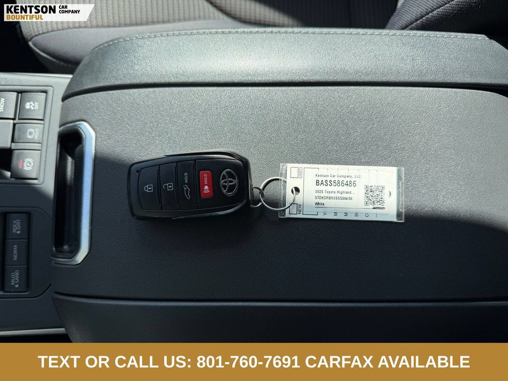 Used 2025 Toyota Highlander LE AWD/4WD image 36