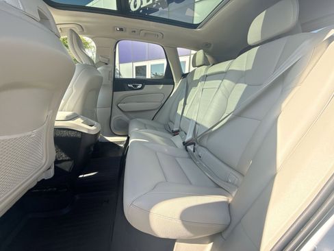 Used 2021 Volvo XC60 T5 Momentum w/ Premium Package FWD image 25