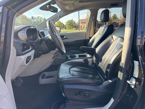 Certified 2019 Chrysler Pacifica Limited image 17