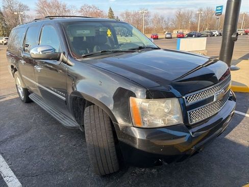 Used 2011 Chevrolet Suburban LTZ image 2