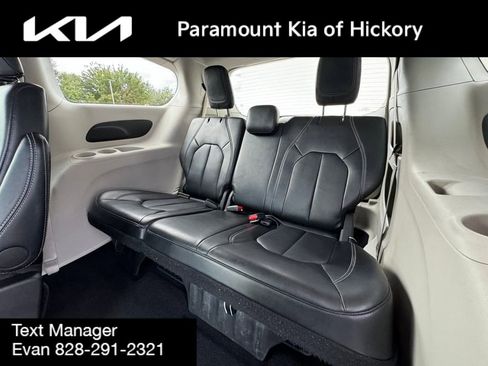 Used 2024 Chrysler Pacifica Touring-L image 15