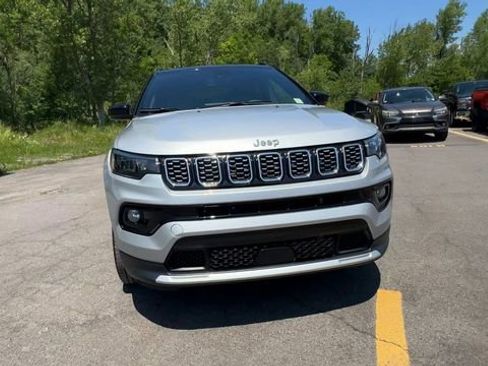 Used 2025 Jeep Compass Limited AWD/4WD image 3
