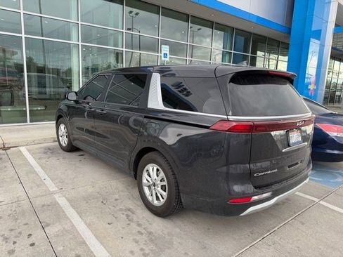 Used 2022 Kia Carnival LX image 3