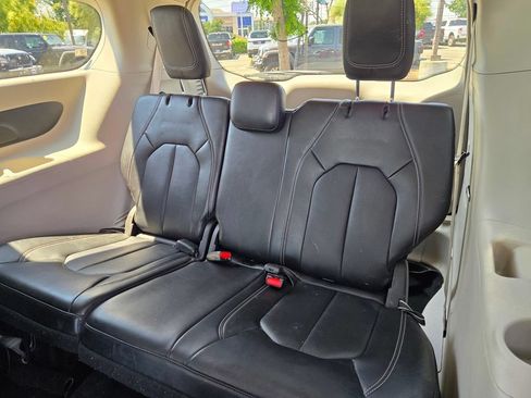 Used 2024 Chrysler Pacifica Limited FWD image 11