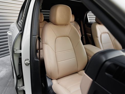 Certified 2025 Porsche Cayenne S AWD/4WD image 37