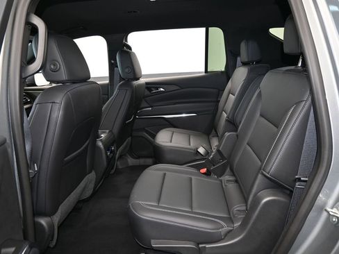 Used 2025 Chevrolet Traverse LT image 34