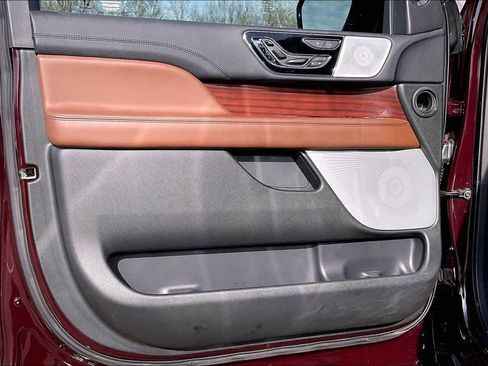 Used 2023 Lincoln Navigator Reserve image 22