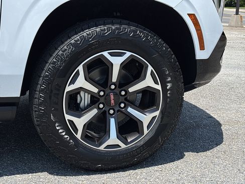 New 2026 GMC Yukon AT4 Ultimate w/ LPO, Floor Liner Package AWD/4WD image 9