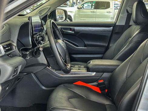 Used 2023 Toyota Highlander Limited FWD image 18