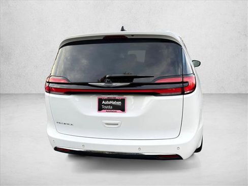 Used 2023 Chrysler Pacifica Touring-L FWD image 6