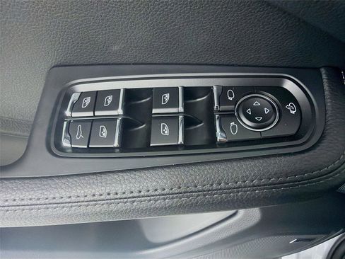 Certified 2025 Porsche Macan image 8