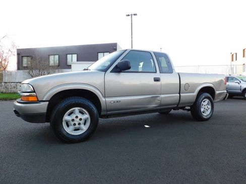 Used 2002 Chevrolet S10 Pickup LS w/ LS Preferred Equipment Group image 4