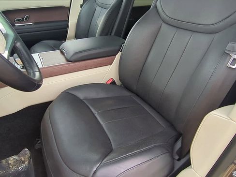 Certified 2024 Land Rover Range Rover SE image 15