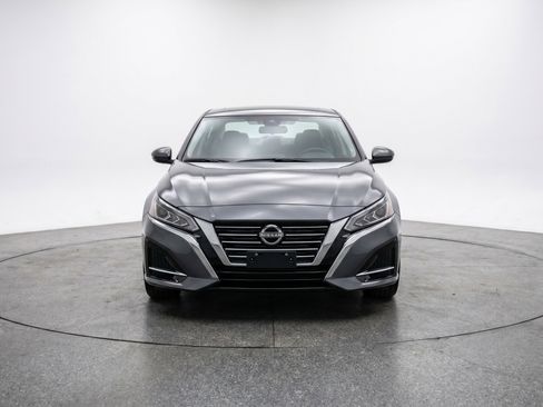 Used 2025 Nissan Altima 2.5 SV FWD image 2