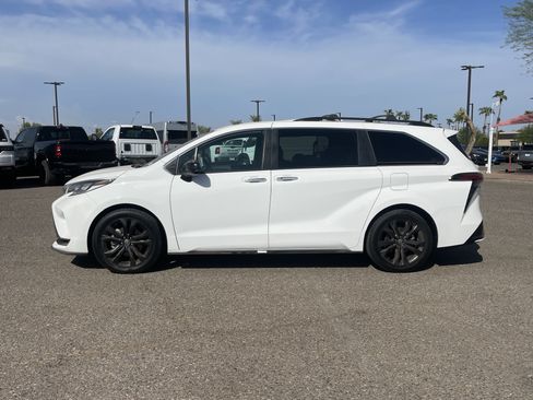 Used 2022 Toyota Sienna XSE FWD image 3