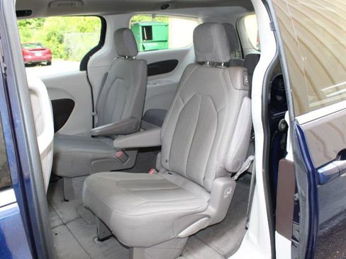 Used 2020 Chrysler Voyager LX image 13