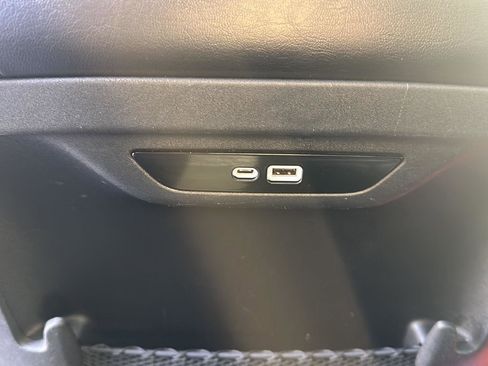 Used 2025 Chrysler Pacifica Select image 13