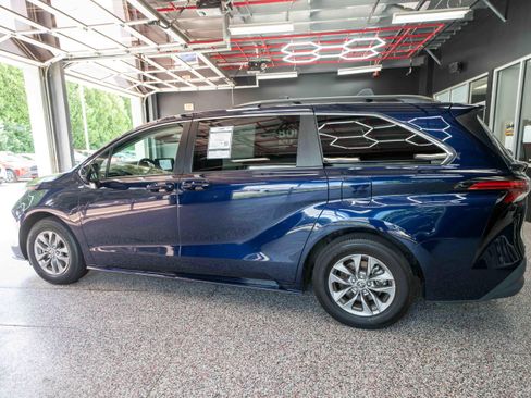 Used 2022 Toyota Sienna LE AWD/4WD image 2