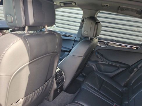 Certified 2025 Porsche Macan Base image 11