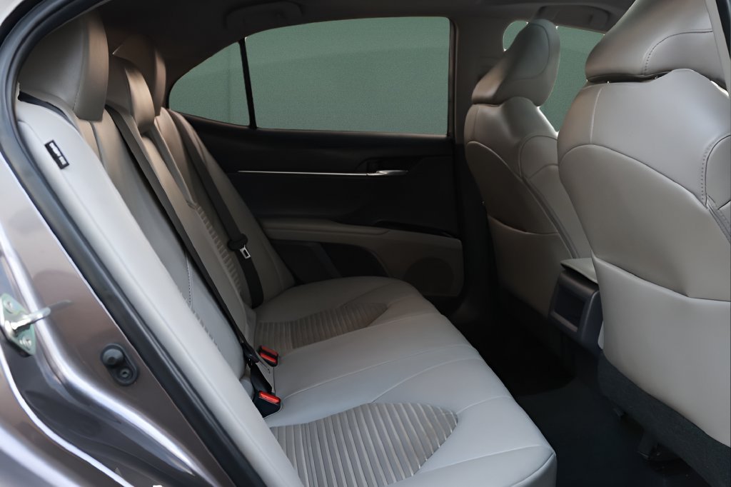Used 2020 Toyota Camry SE w/ Convenience Package FWD image 21