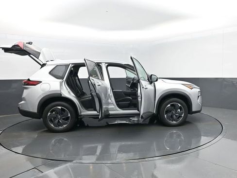 Used 2025 Nissan Rogue SV image 28