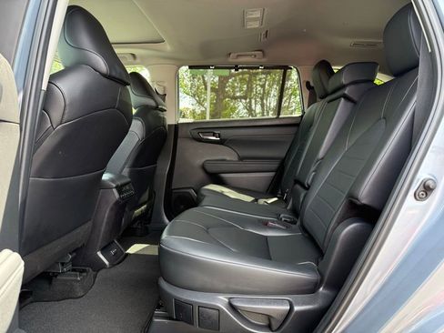 Certified 2024 Toyota Highlander XLE AWD/4WD image 16