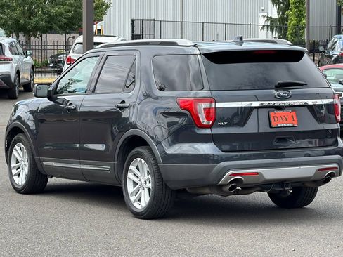 Used 2017 Ford Explorer XLT FWD image 8
