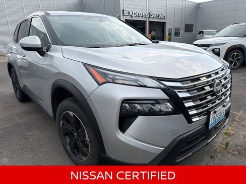 Used 2025 Nissan Rogue SV AWD/4WD image 2