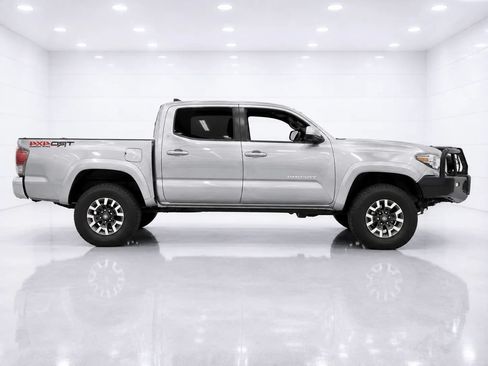 Used 2017 Toyota Tacoma TRD Off-Road w/ Premium & Technology Package AWD/4WD image 6