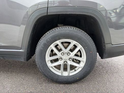 Used 2024 Jeep Grand Cherokee L Laredo w/ Trailer Tow Package AWD/4WD image 4