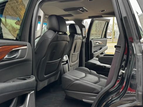 Used 2016 Cadillac Escalade Luxury AWD/4WD image 8