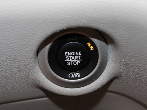 Used 2024 Chrysler Pacifica Touring-L FWD image 29