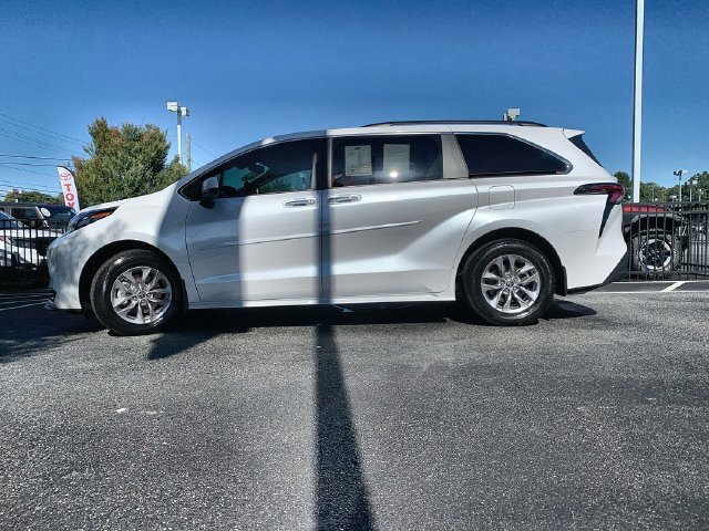 Certified 2024 Toyota Sienna XLE FWD image 5