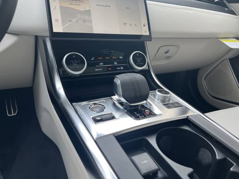 Used 2024 Jaguar XF R-Dynamic SE image 9