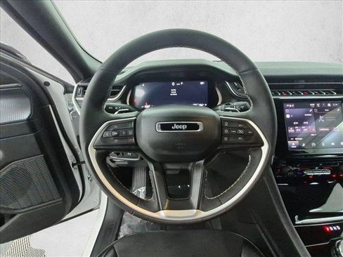Certified 2025 Jeep Grand Cherokee Altitude AWD/4WD image 30