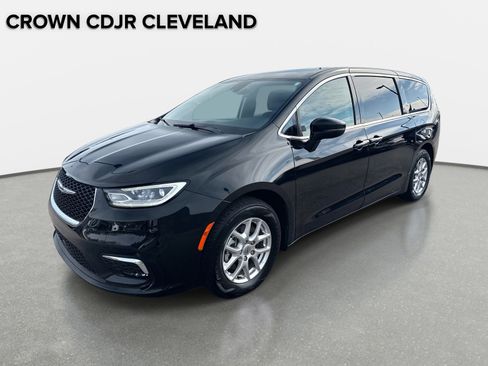 Used 2024 Chrysler Pacifica Touring-L image 8