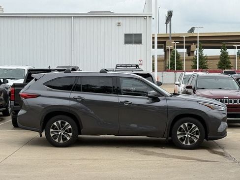 Used 2021 Toyota Highlander XLE FWD image 3