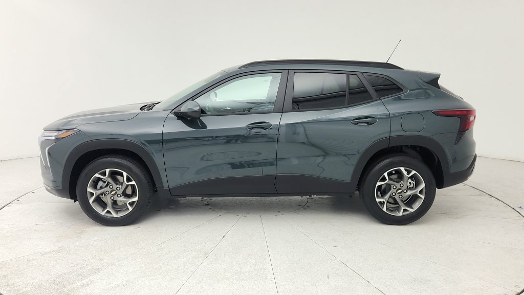 Used 2026 Chevrolet Trax LT FWD image 4