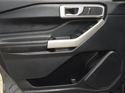 Used 2022 Ford Explorer XLT image 44
