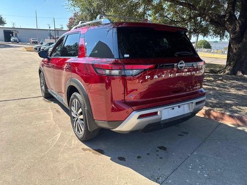 Used 2022 Nissan Pathfinder Platinum w/ Cargo Package FWD image 7