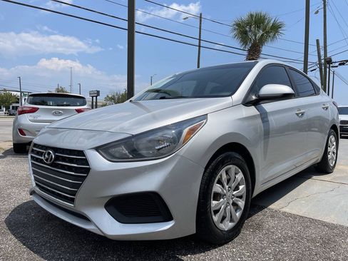 Used 2020 Hyundai Accent SE FWD image 3