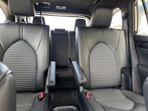 Used 2025 Toyota Highlander XSE AWD/4WD image 40