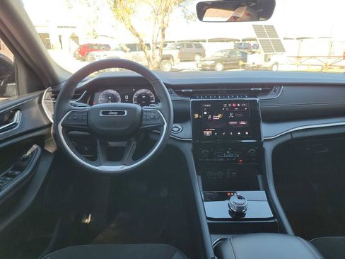 Used 2025 Jeep Grand Cherokee L Laredo image 10